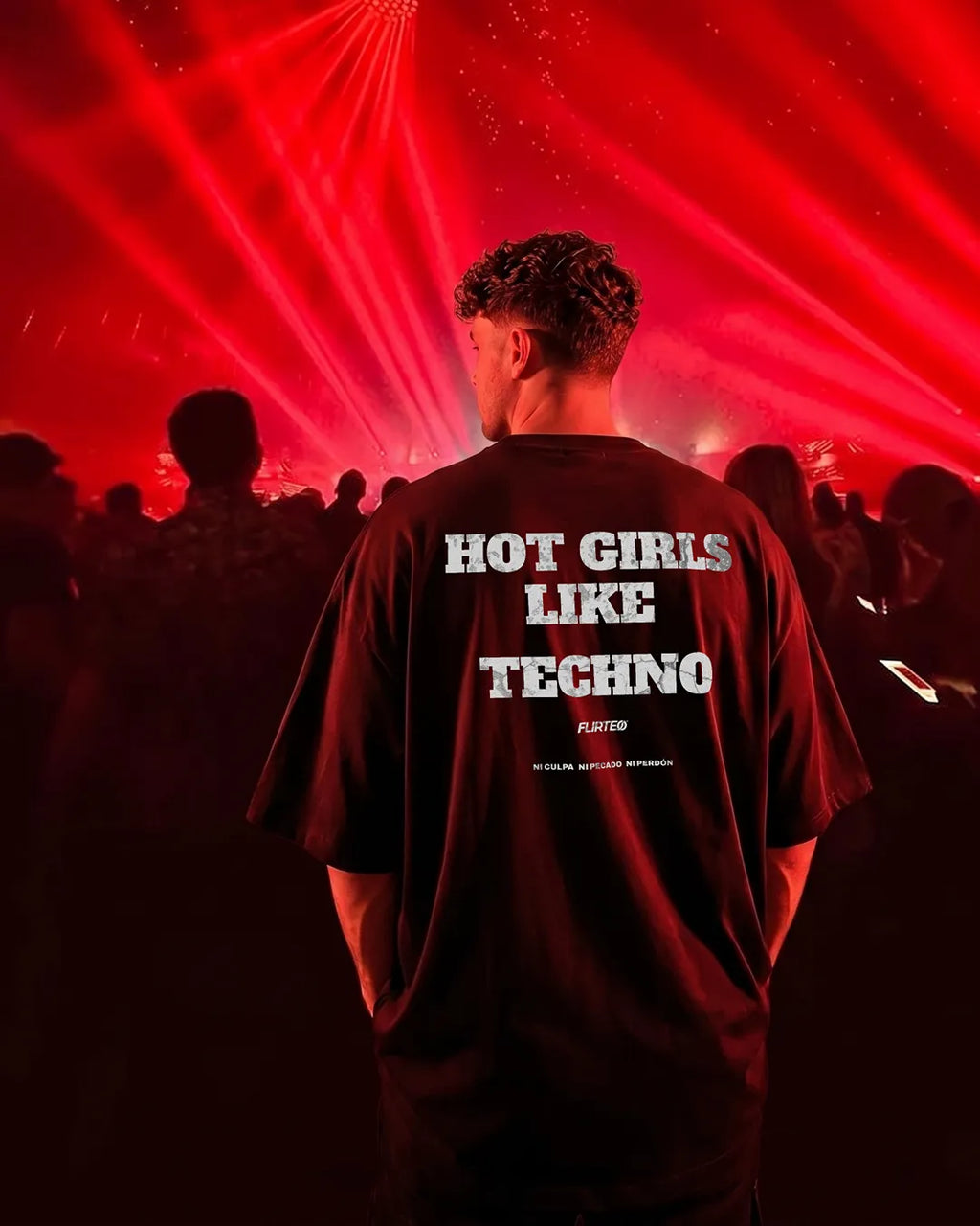 Camiseta oversize negra HOT GIRLS LIKE TECHNO de FLIRTEO colección NIGHT CLUB para techno en una discoteca