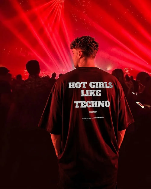 Camiseta oversize negra HOT GIRLS LIKE TECHNO de FLIRTEO colección NIGHT CLUB para techno en una discoteca