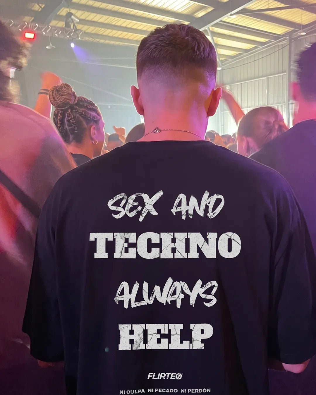Camiseta Black Oversize Sex And Techno Always Help de Flirteo