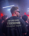 Camiseta oversize negra SEX DREAMS TECHNO EXPENSIVE TASTE de FLIRTEO colección NIGHT CLUB para techno EN UNA DISCOTECA