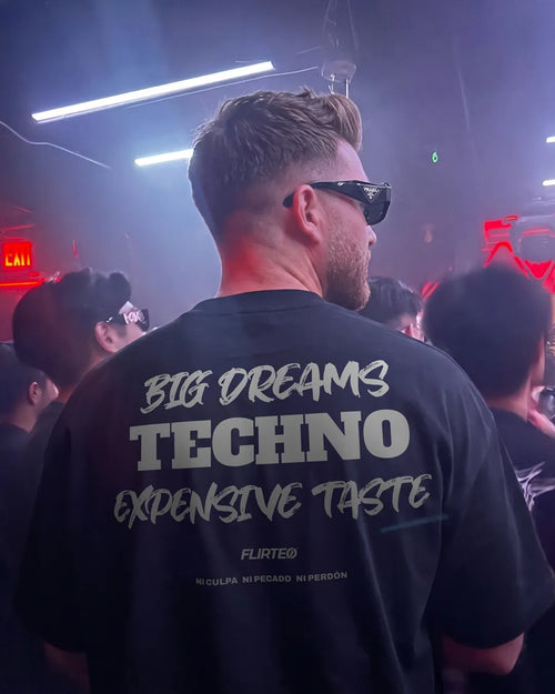 Camiseta oversize negra SEX DREAMS TECHNO EXPENSIVE TASTE de FLIRTEO colección NIGHT CLUB para techno EN UNA DISCOTECA