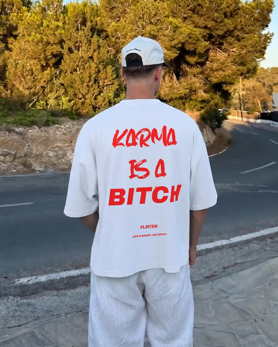 CAMISETA Oversize KARMA IS A BITCH STREETWEAT DE FLIRTEO
