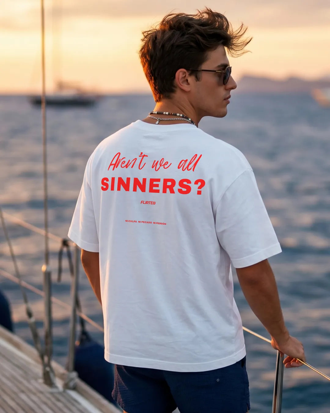 Camiseta oversize ARENT WE ALL SINNERS de FLIRTEO