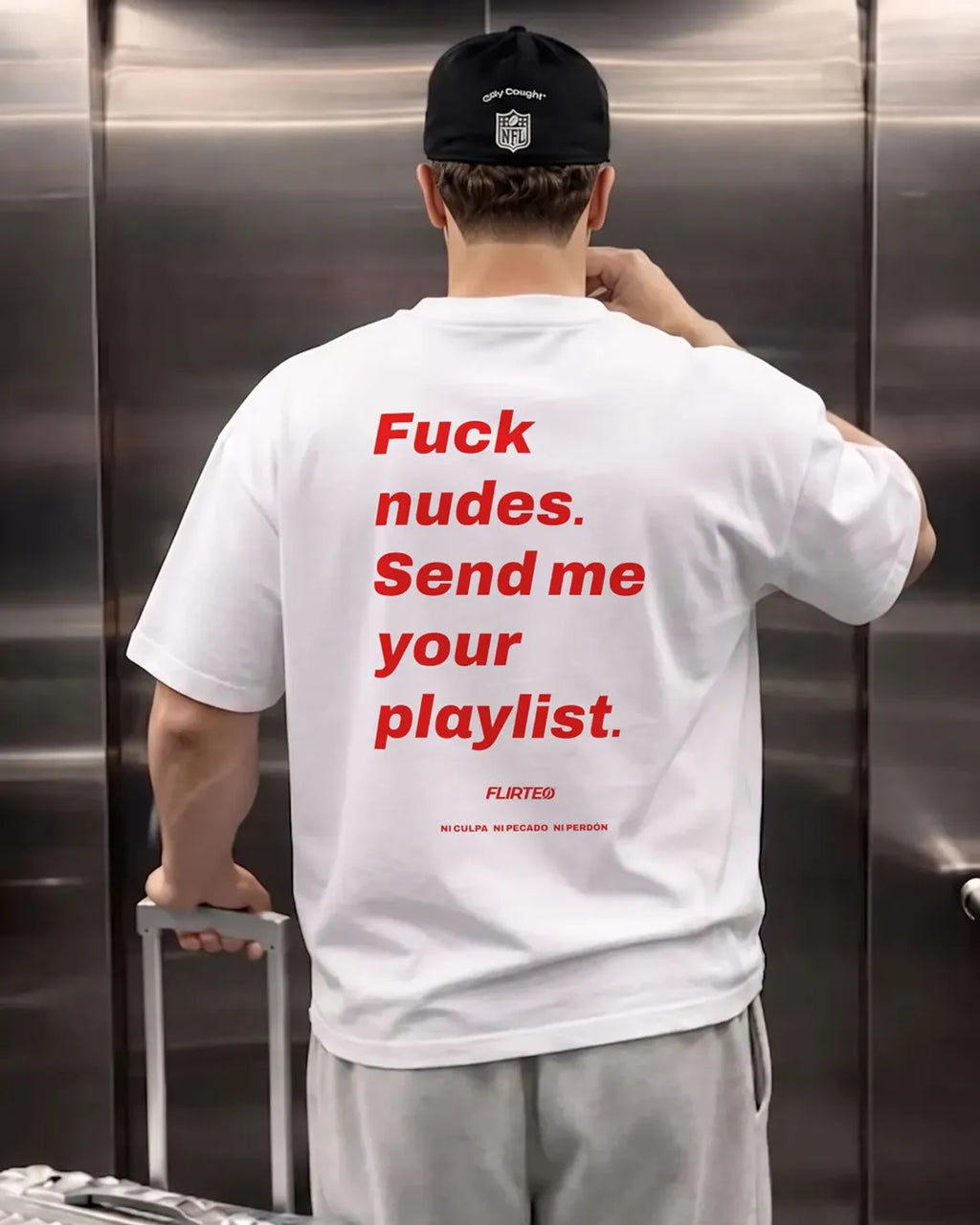 MOdelo con la camiseta oversize FUCK NUDES SEND ME YOUR PLAYLIST de FLIRTEO. Diseño exclusivo, 100% algodón 240gr para los que ligan con música. Tallas S-XL.