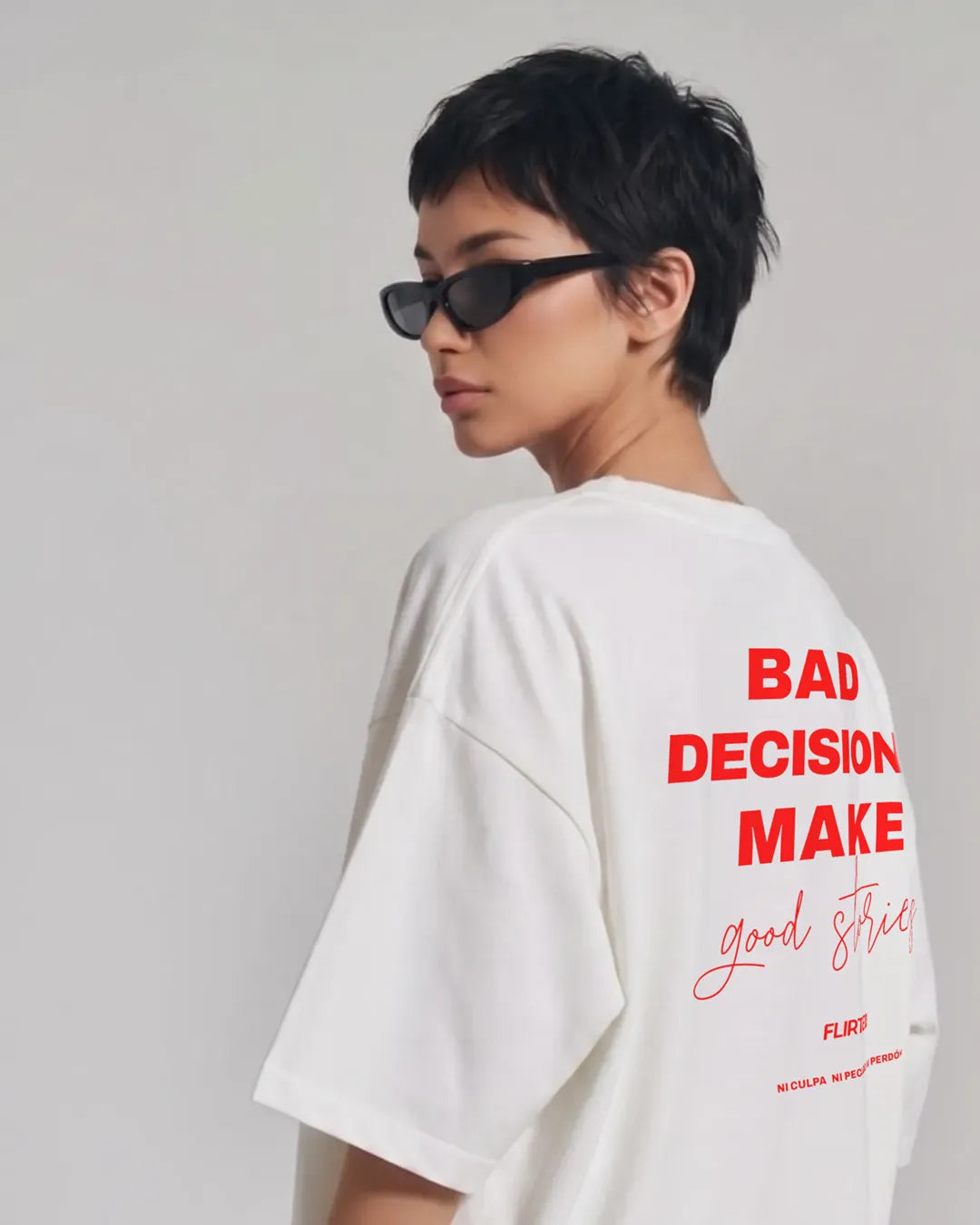 Camiseta oversize 240 gr FLIRTEO bad decisions god stories