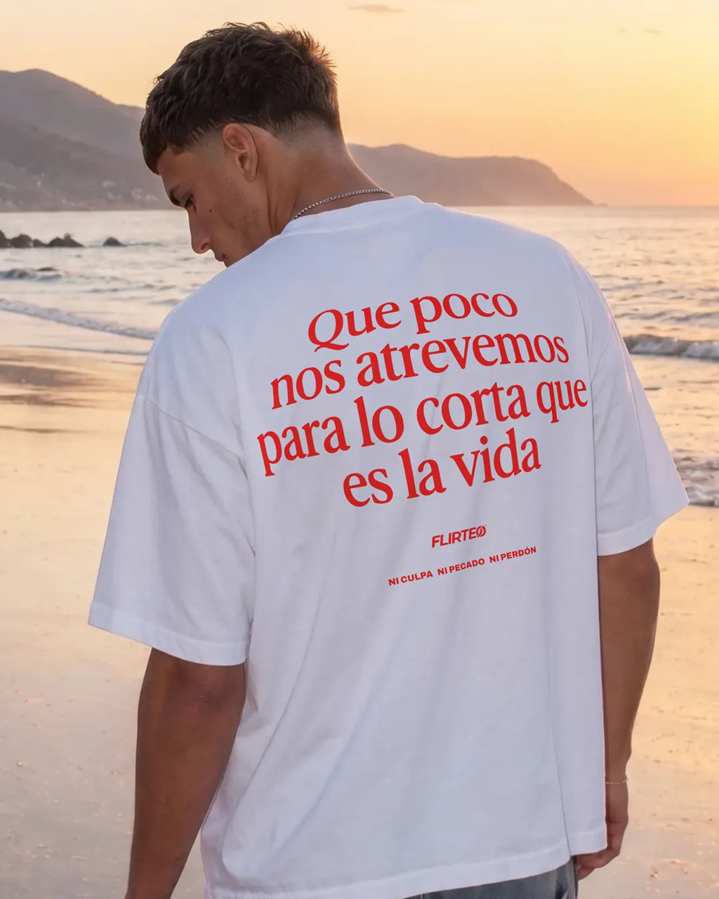 Hombre con la camiseta oversize que poco nos atrevemos para lo corta que es la vida de FLIRTEO