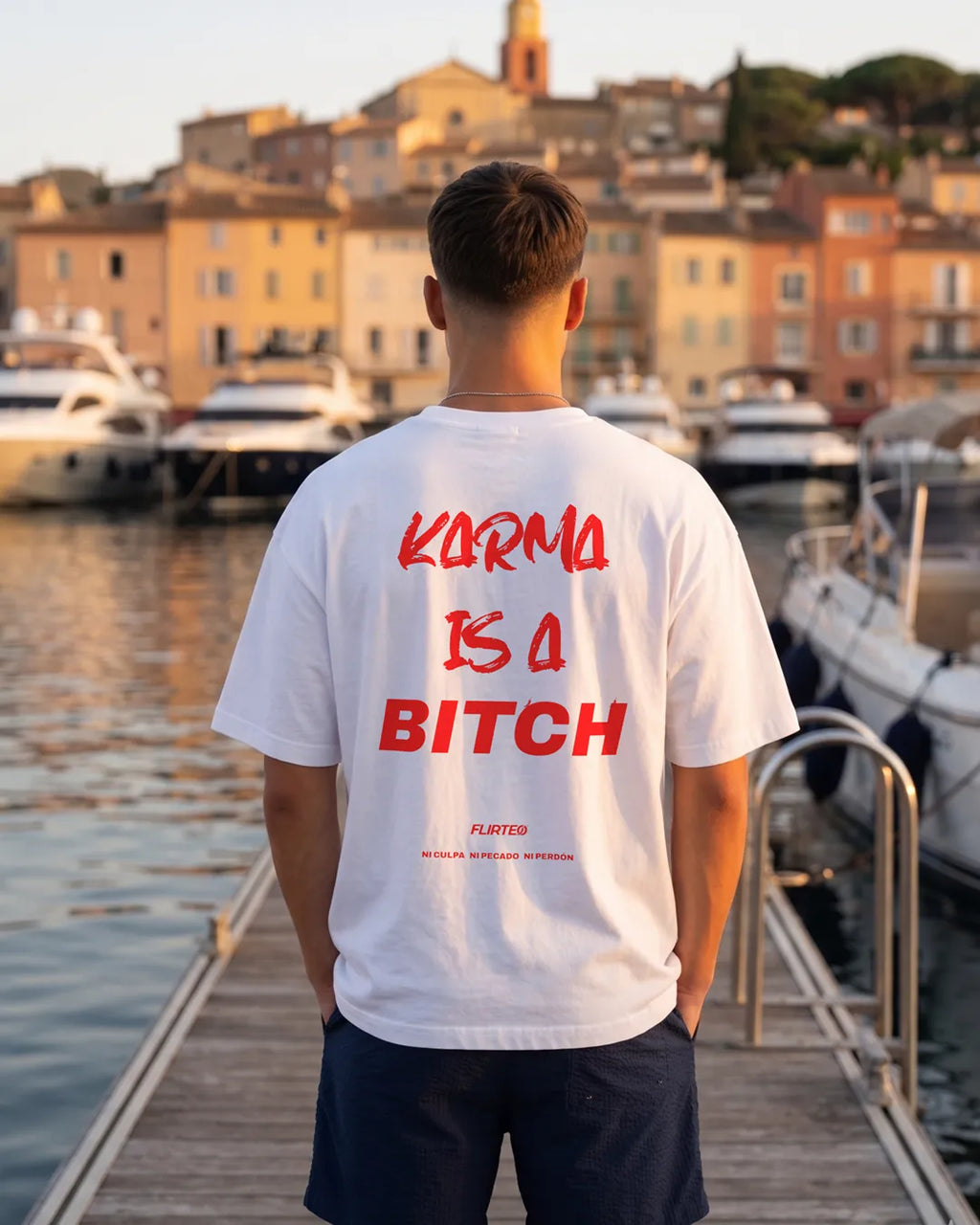 Camiseta oversize KARMAR IS A BITCH de FLIRTEO