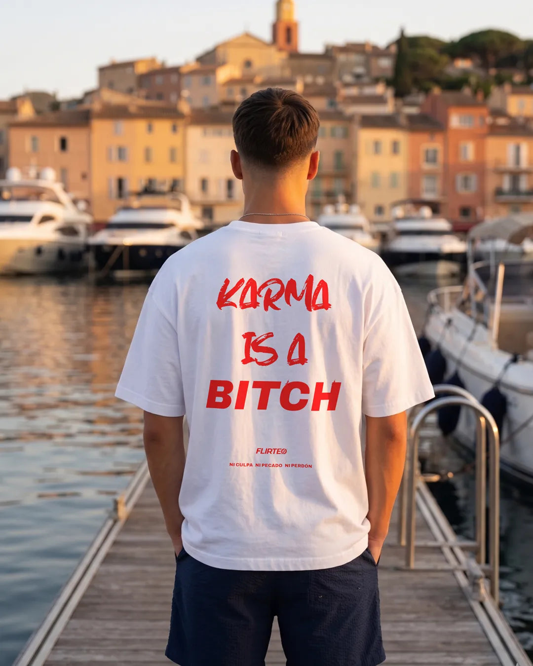Camiseta oversize KARMAR IS A BITCH de FLIRTEO