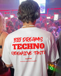Camiseta oversize blanca BIG DREAMS TECHNO de FLIRTEO. Letras rojas, colección NIGHT CLUB, 100% algodón 240gr. Camisetas para techno. Tallas S-XL.