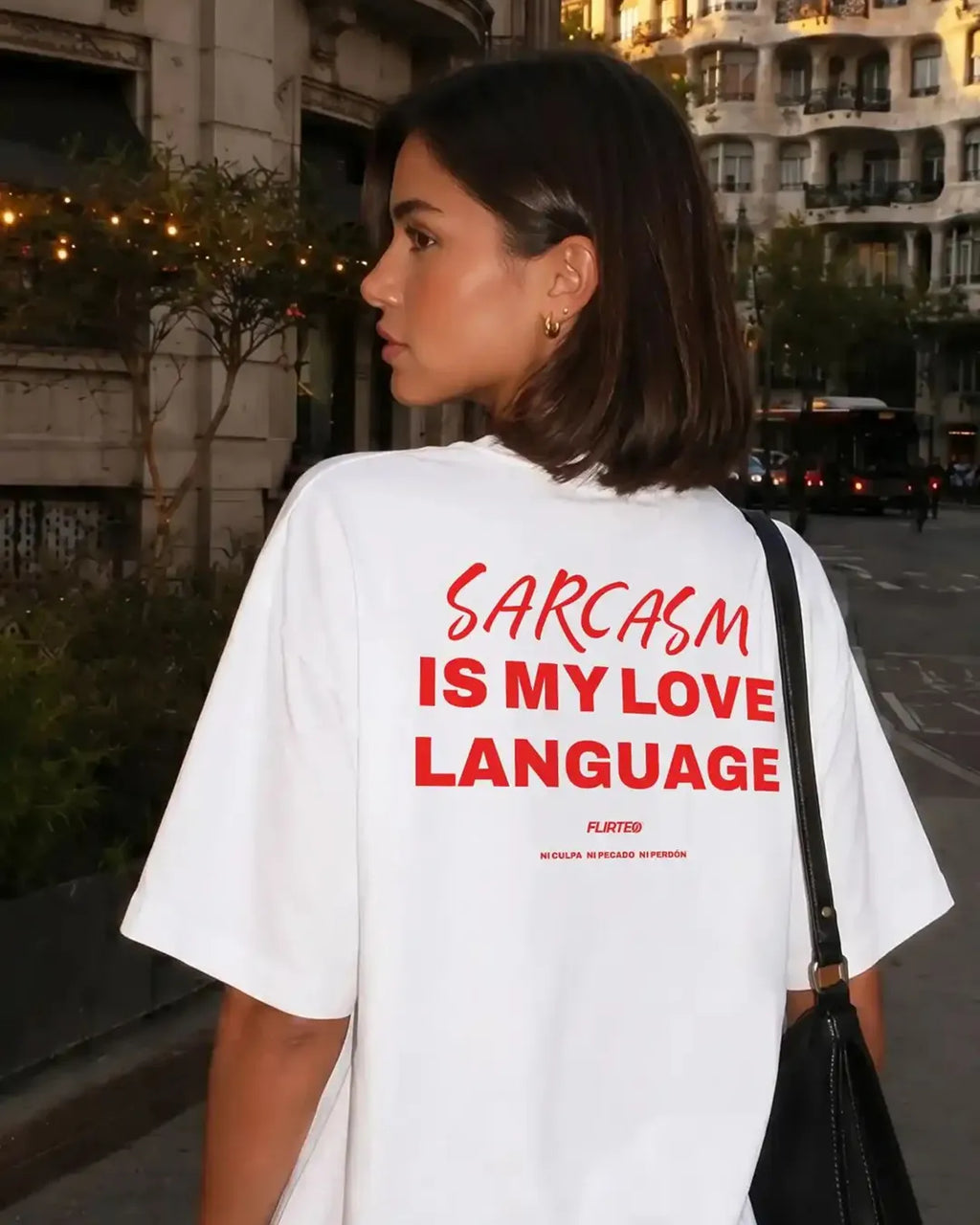 Camiseta oversize SARCASM IS MY LOVE LANGUAGE de FLIRTEO. Diseño exclusivo, 100% algodón 240gr para los que ligan a base de zascas. Tallas S-XL.