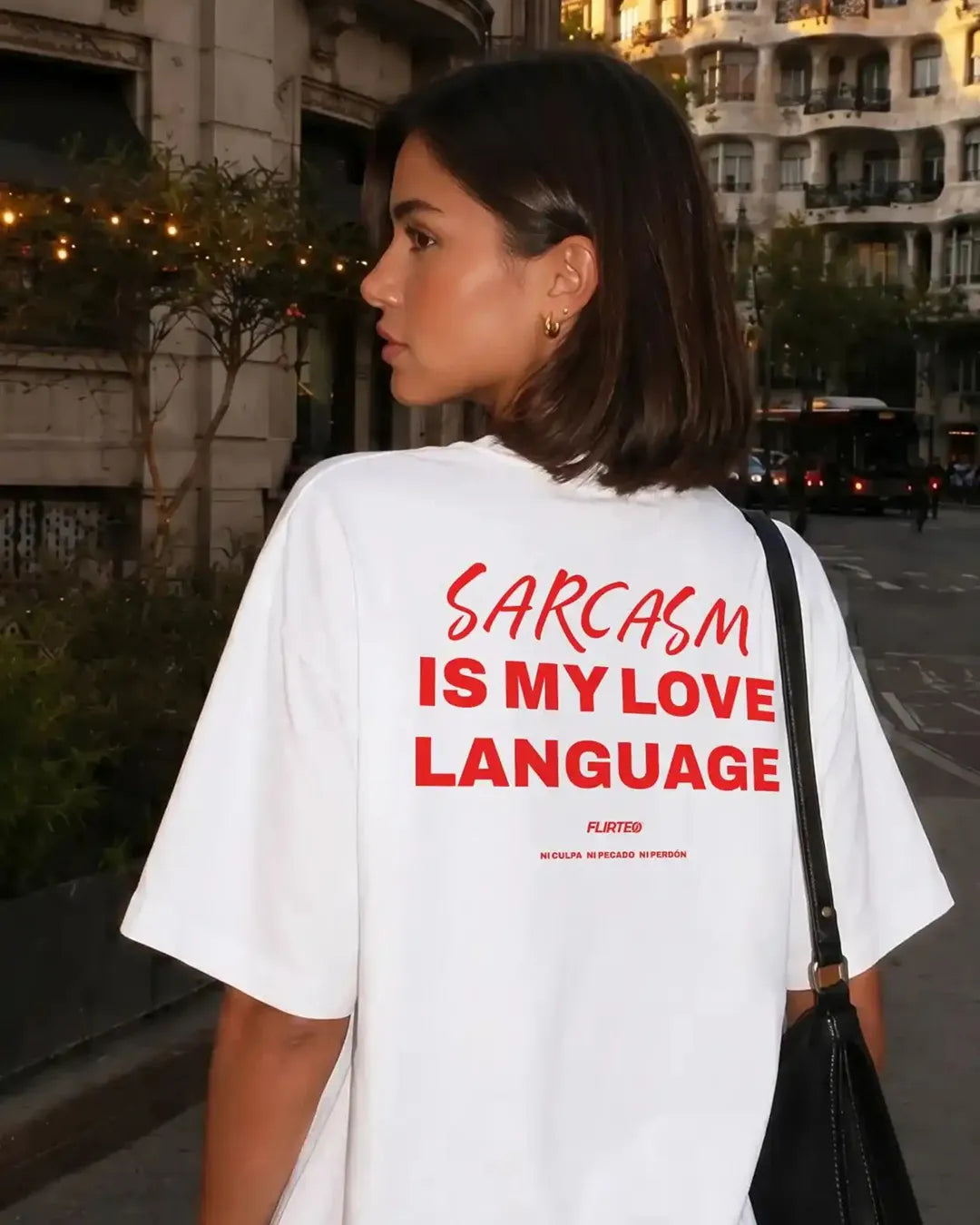 Camiseta oversize SARCASM IS MY LOVE LANGUAGE de FLIRTEO. Diseño exclusivo, 100% algodón 240gr para los que ligan a base de zascas. Tallas S-XL.