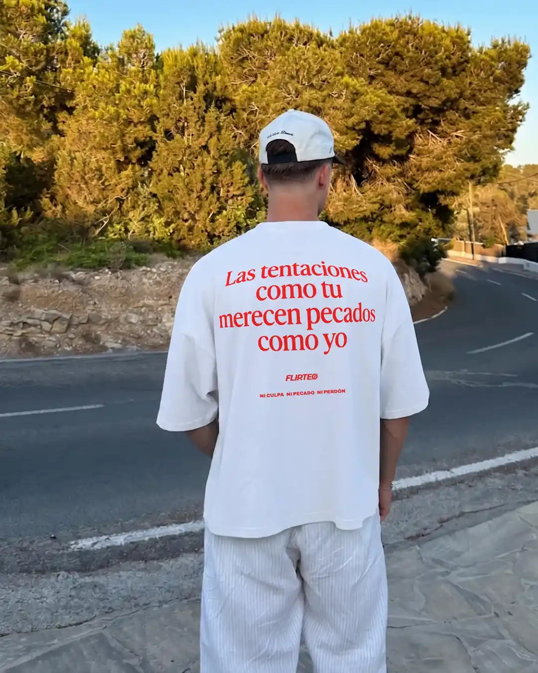 Camiseta oversize 240 gr LAS TENTACIONES COMO TU MERECEN PECADOS COMO YO de FLIRTEO