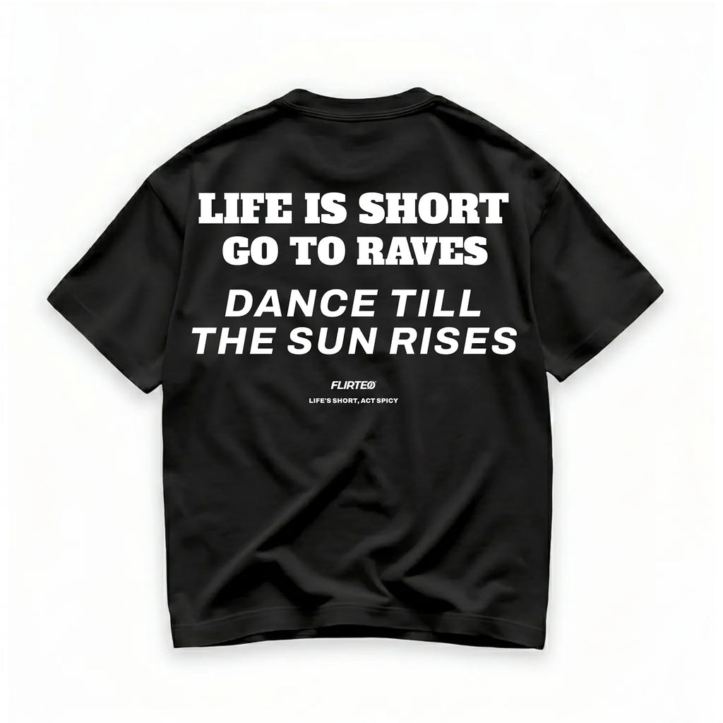 Camiseta oversize negra con letras blancas DANCE TILL THE SUN RISES de FLIRTEO colección NIGHT CLUB