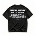 Camiseta oversize negra con letras blancas DANCE TILL THE SUN RISES de FLIRTEO colección NIGHT CLUB