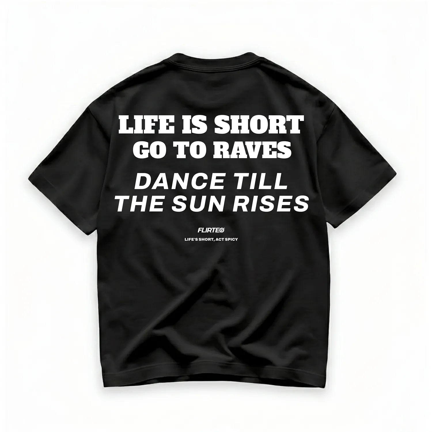 Camiseta oversize negra con letras blancas DANCE TILL THE SUN RISES de FLIRTEO colección NIGHT CLUB
