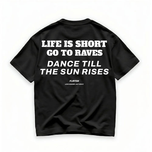 Camiseta oversize negra con letras blancas DANCE TILL THE SUN RISES de FLIRTEO colección NIGHT CLUB