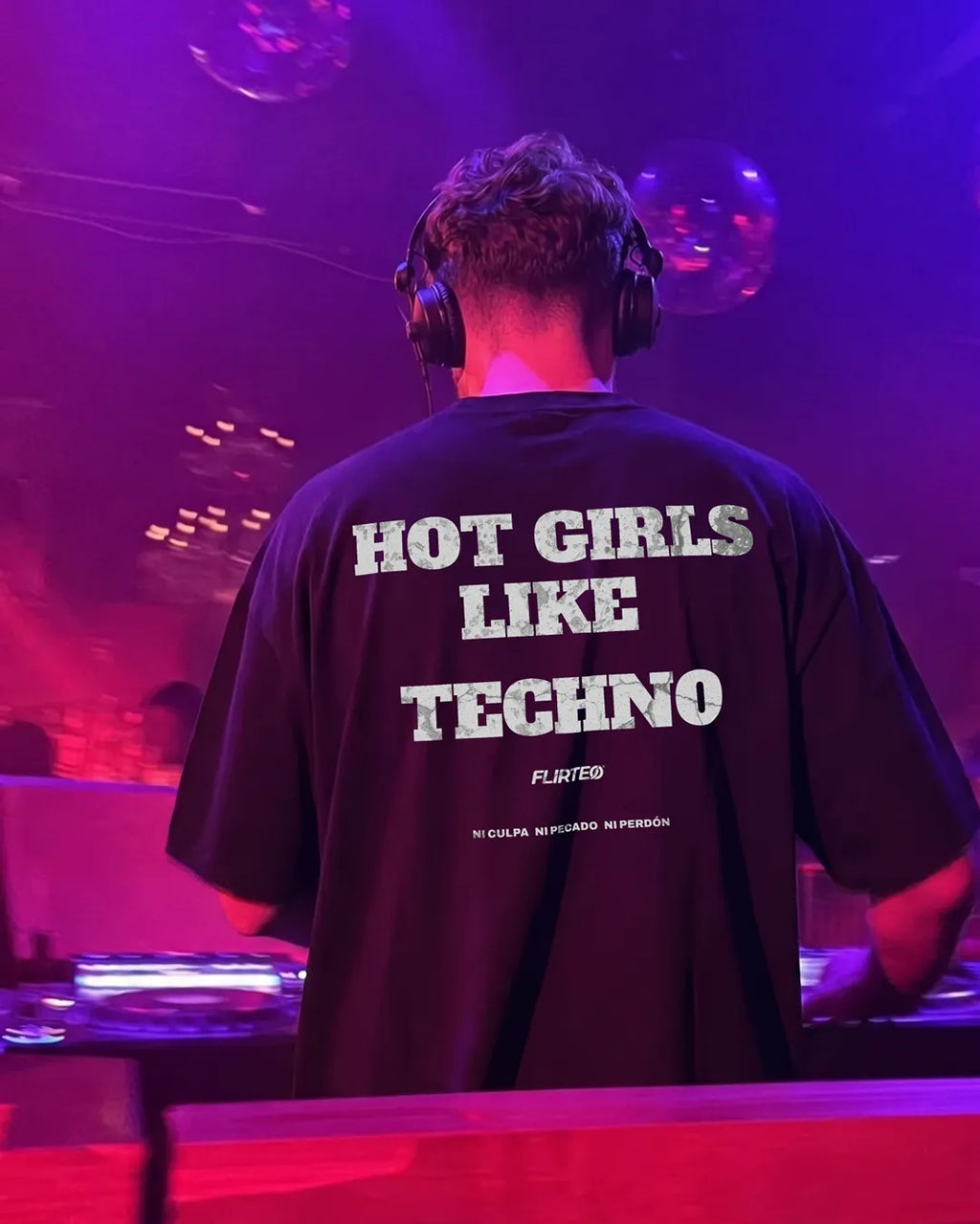 DJ con la Camiseta oversize negra HOT GIRLS LIKE TECHNO de FLIRTEO colección NIGHT CLUB para techno
