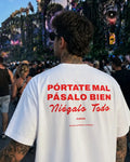 Camiseta oversize NIÉGALO TODO de FLIRTEO en algodón 240gr con lema PÓRTATE MAL, PÁSALO BIEN, NIÉGALO TODO