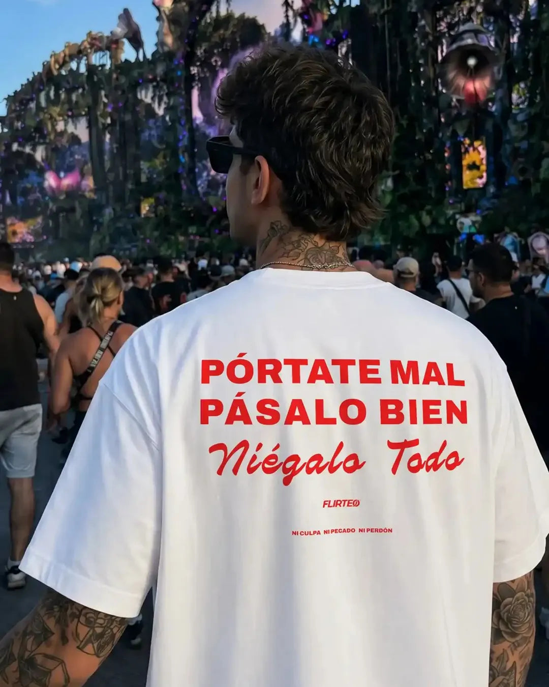 Camiseta oversize NIÉGALO TODO de FLIRTEO en algodón 240gr con lema PÓRTATE MAL, PÁSALO BIEN, NIÉGALO TODO