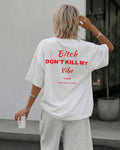 Modelo con la Camiseta Oversize Dont Kill My Vibe de FLIRTEO 240 gr